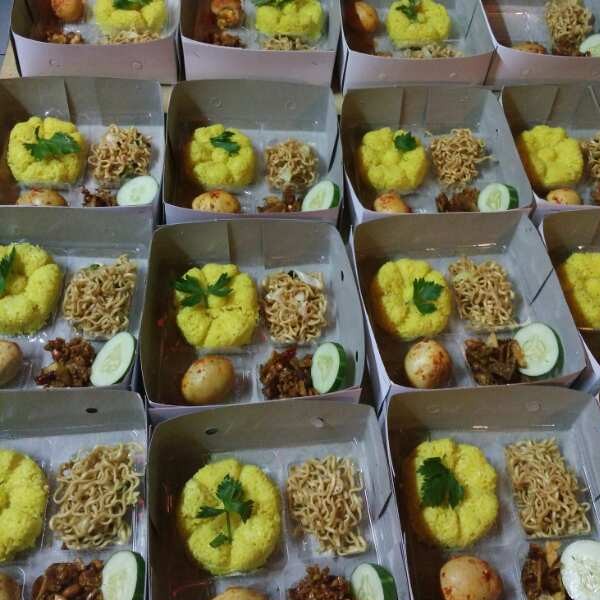 Nasi kuning balado telor