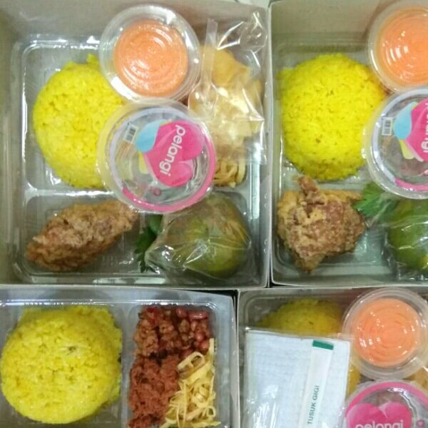 Paket nasi kuning ayam goreng sambel kering abon krecekairmineralbuah