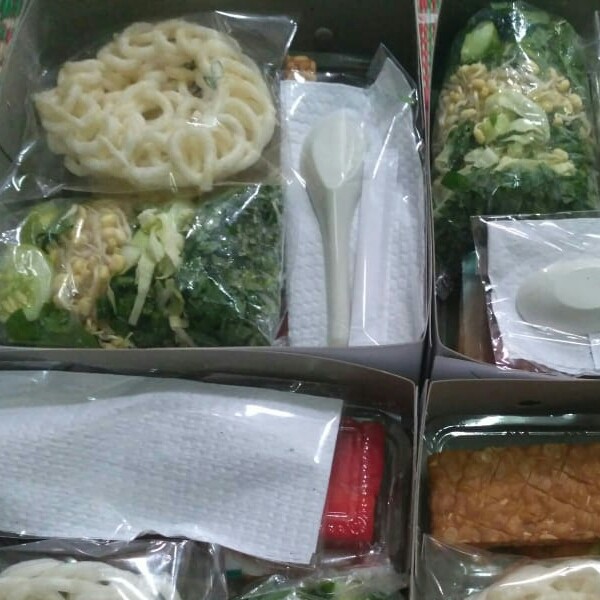 Paket nasi ayam Goreng trancam Buah Airmineral KerupukTempe