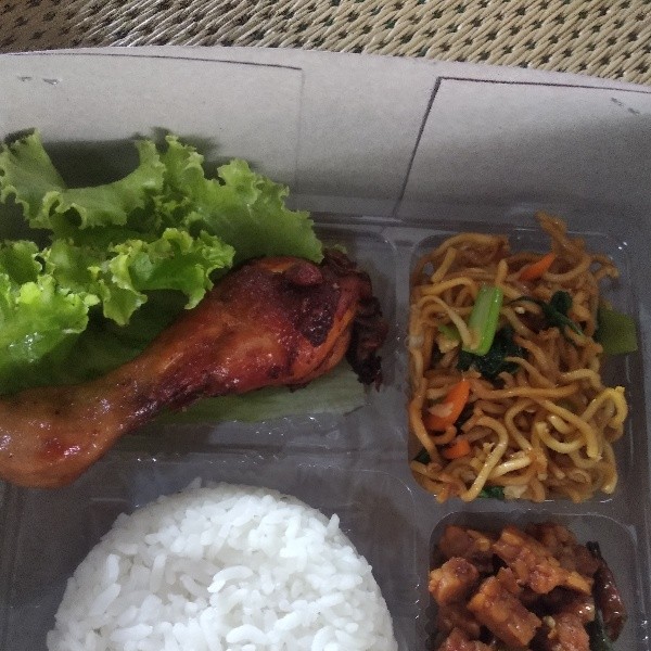 Nasi ayam bacem