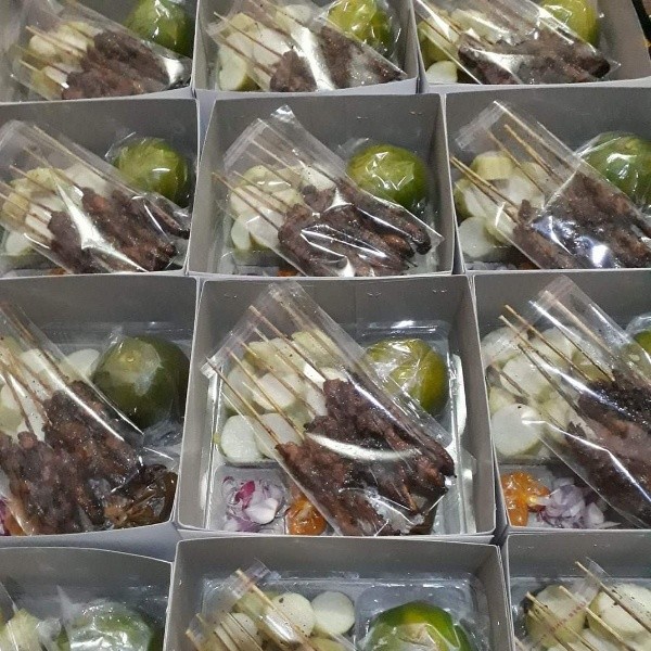 Sate lontong
