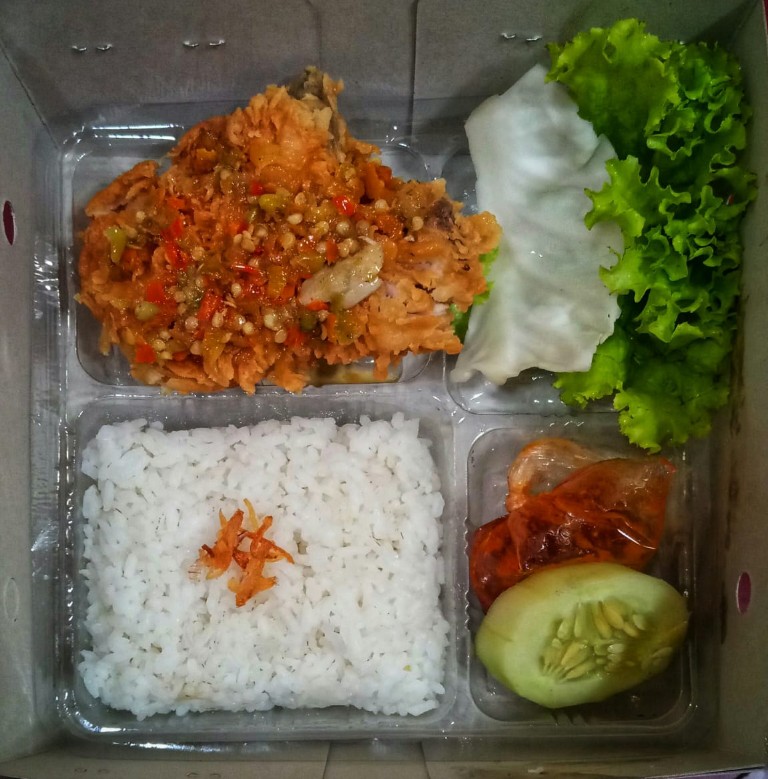 Nasi ayam geprek