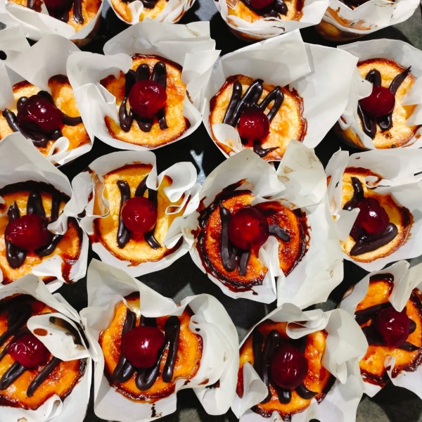 Burnt Cheesecake with chocolate Cherry 