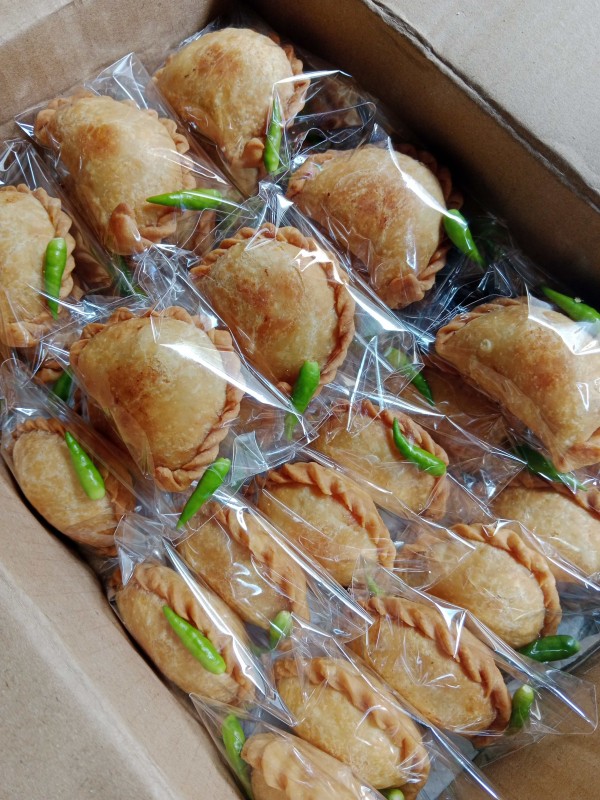 pastel isi sayur telur